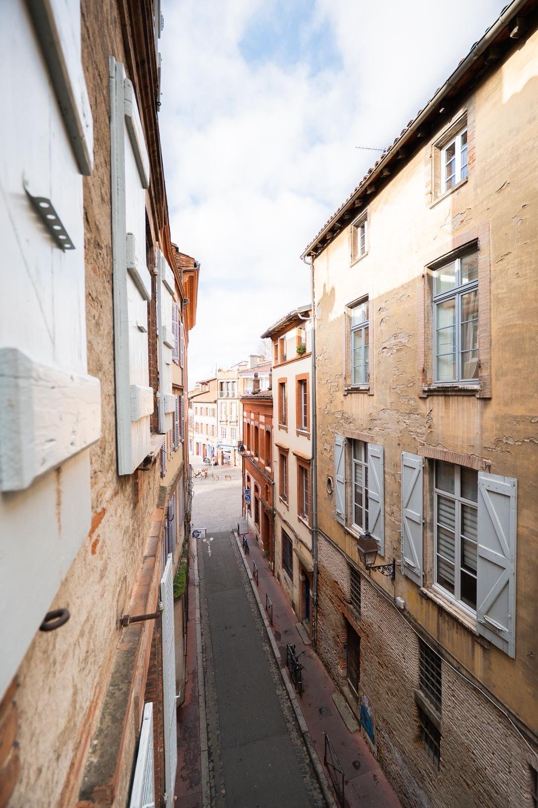 Vue sur une ruelle typique du centre historique de Toulouse