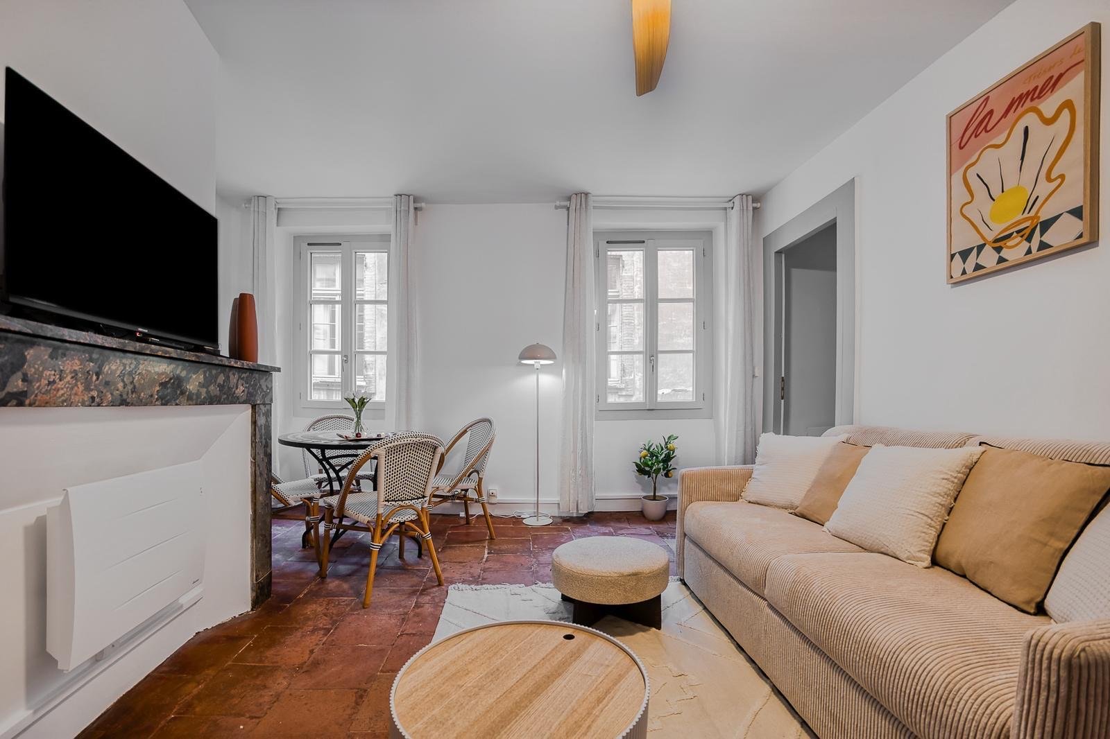 Séjour rénové et meublé après travaux