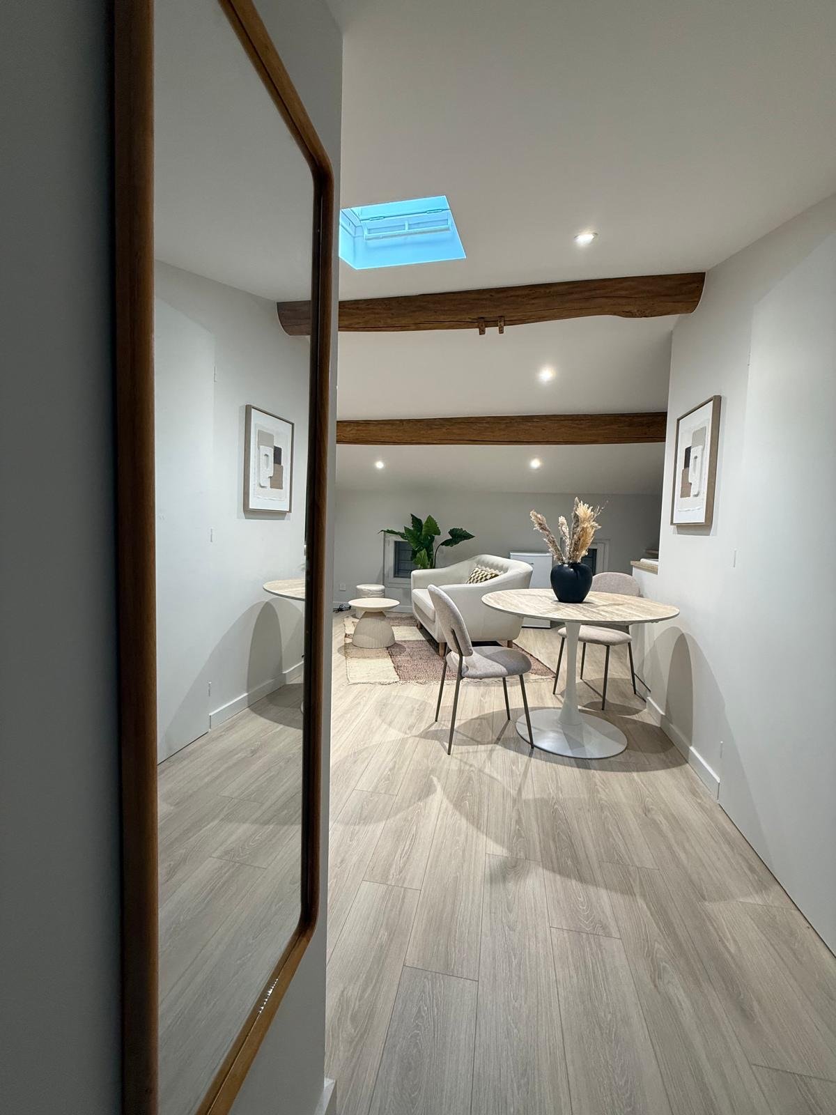 Couloir ouvert sur le séjour avec grand miroir