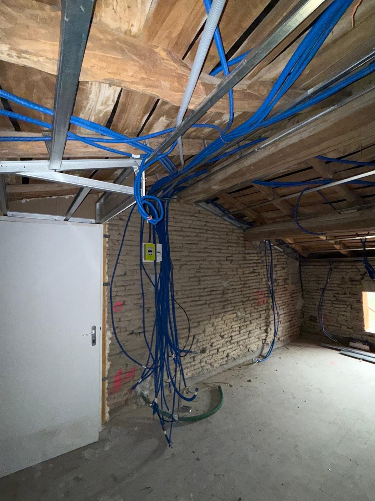 Passage des réseaux électriques pendant le chantier