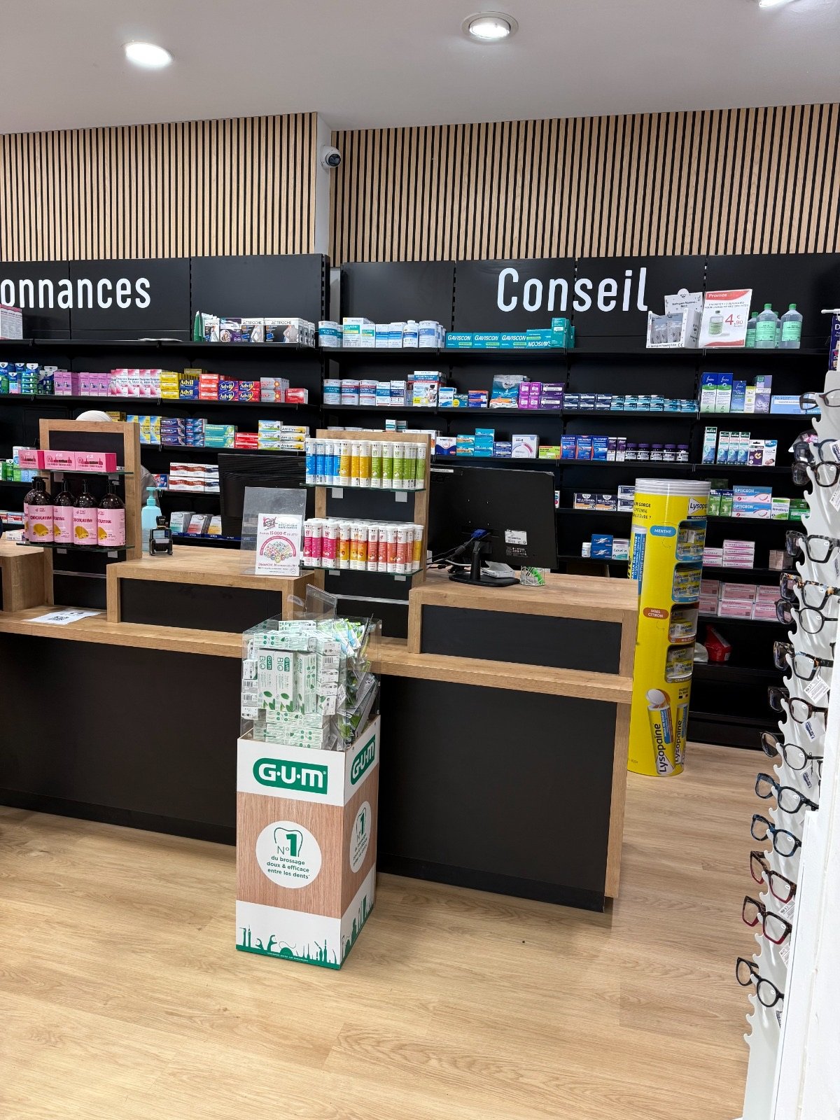 Comptoirs Ordonnances et Conseil sous boiserie bois clair