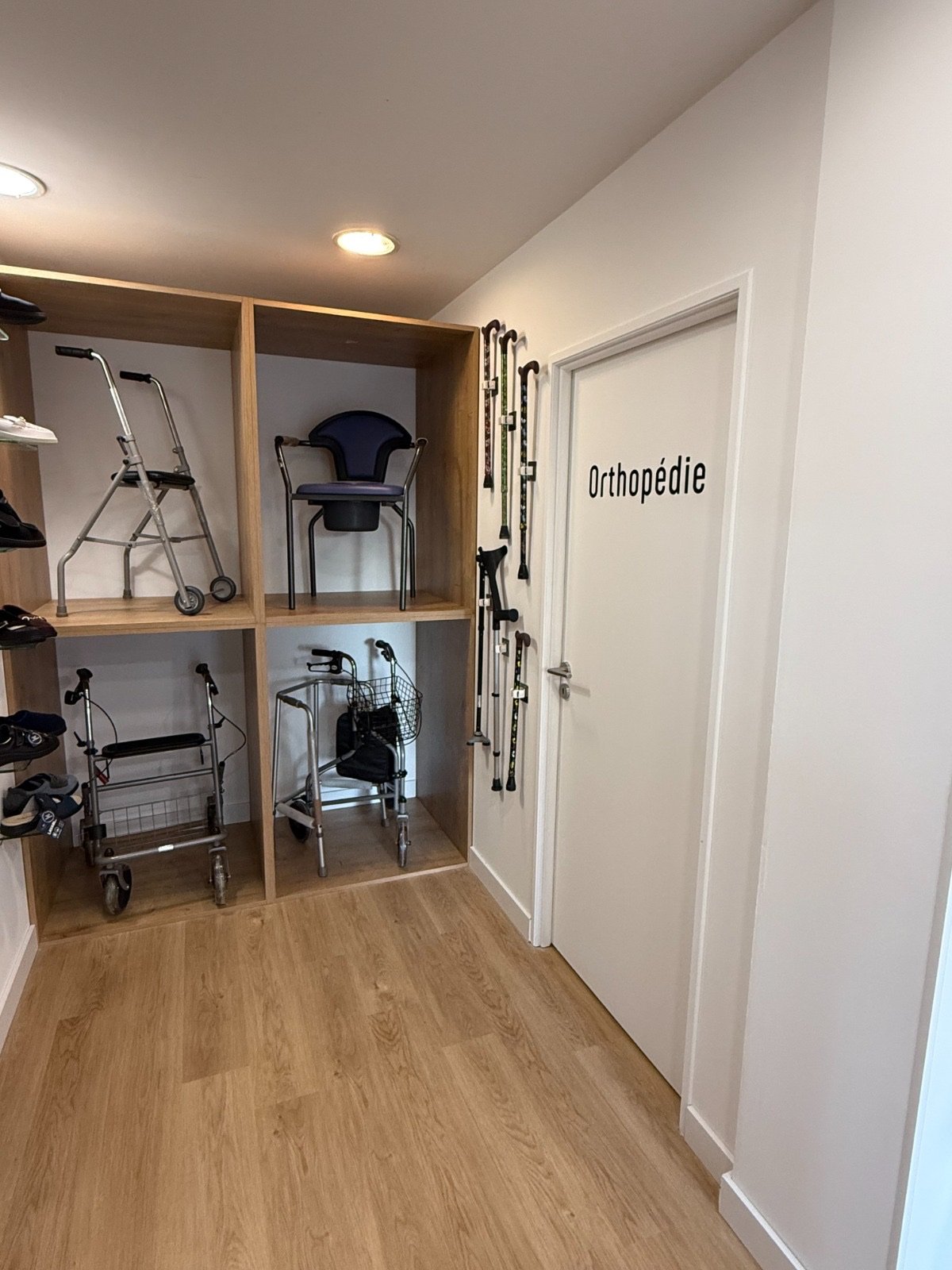 Cabinet orthopédie avec déambulateurs et matériel médical
