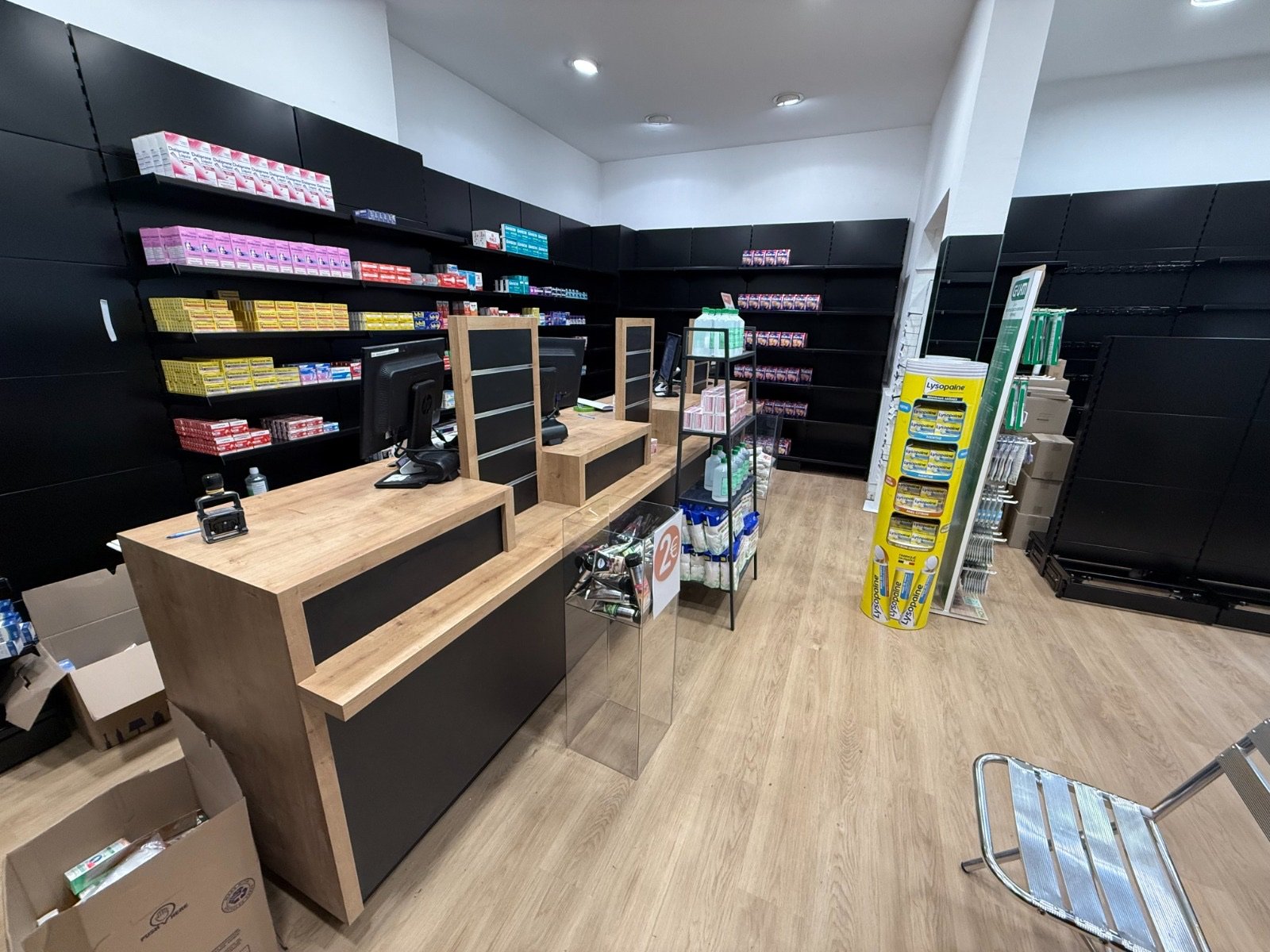Comptoirs et libre-service en bois clair avec gondoles noires