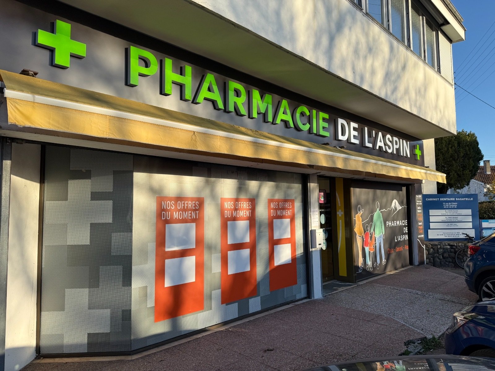 Nouvelle façade de la Pharmacie de l'Aspin, enseigne verte rétro-éclairée