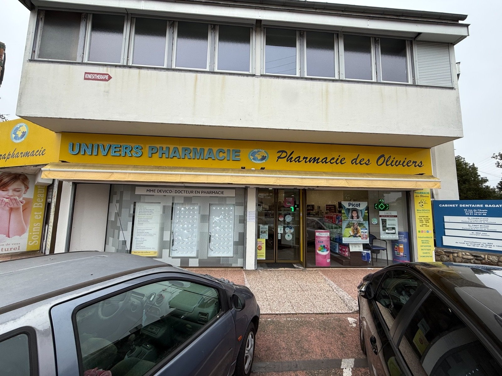 Ancienne façade de la Pharmacie des Oliviers, enseigne jaune