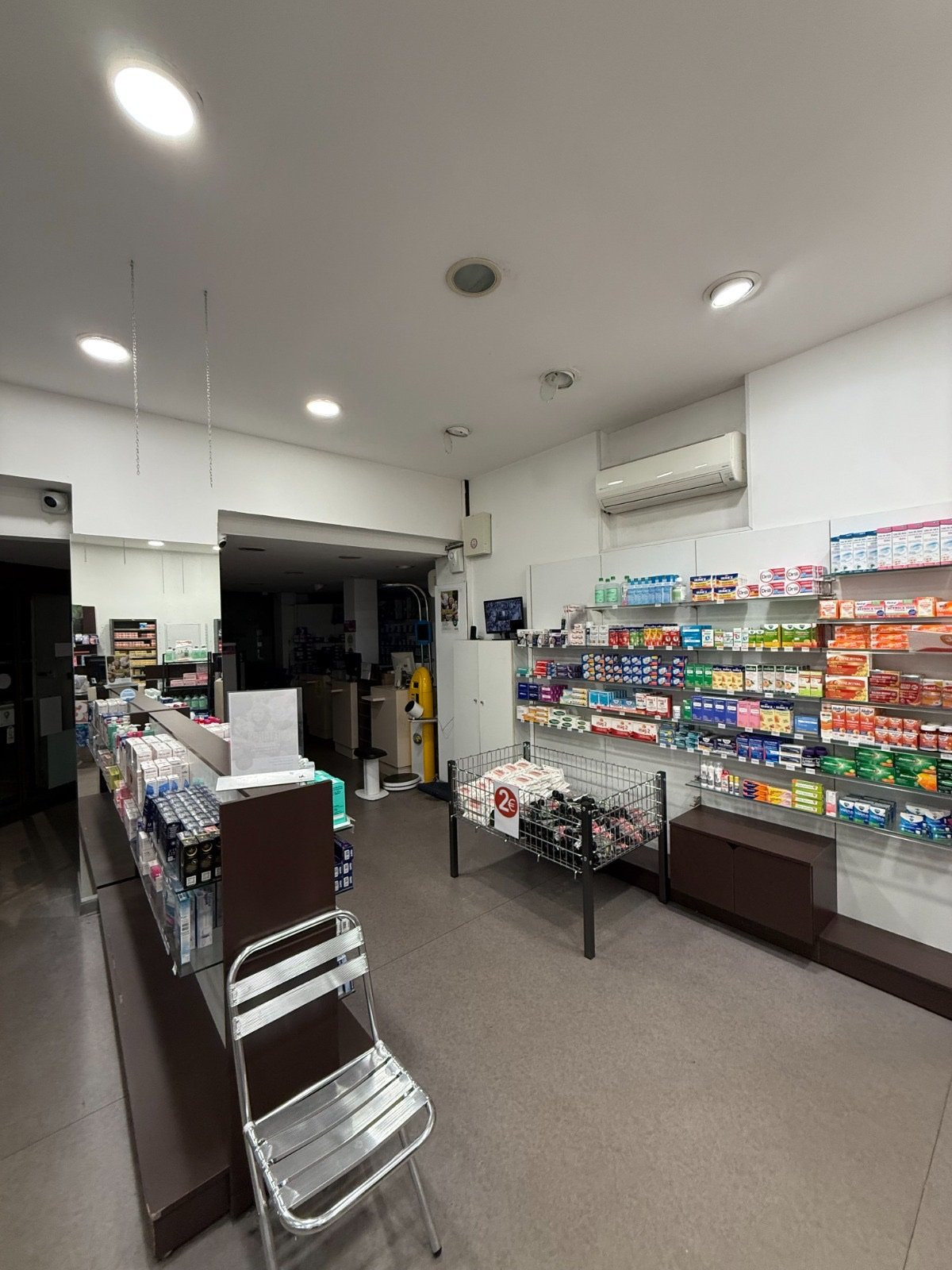 Intérieur d'origine de la pharmacie, ancien agencement et éclairage fluorescent