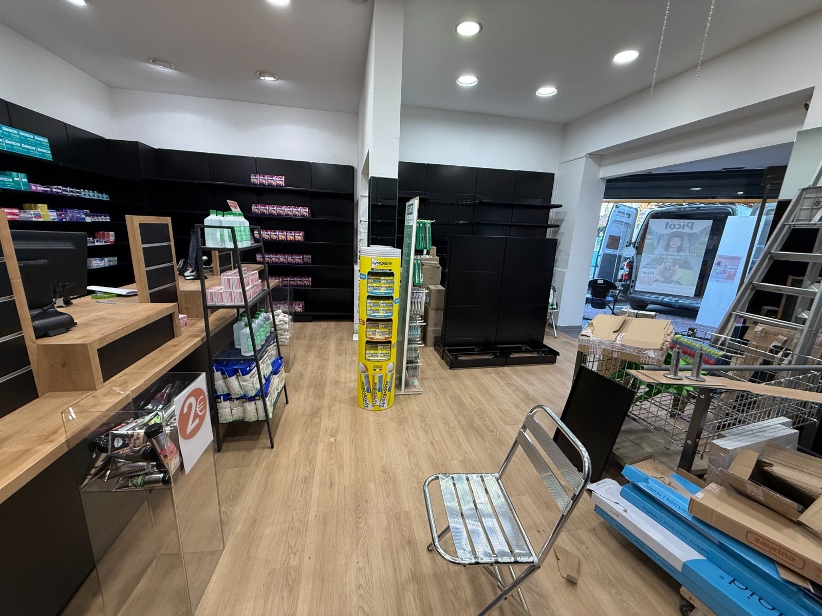Aménagement intérieur en cours de chantier, cartons et étagères vides